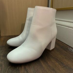 WHITE HEELED BOOTS, WORN ONCE, SIZE 7, GOOD CONDITION